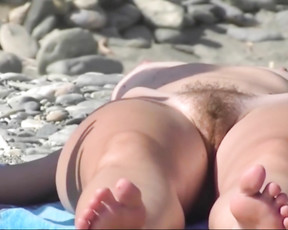 Nude beach girl forgot to shave her pussy